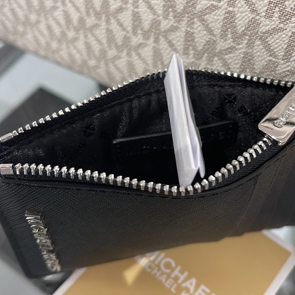 MICHAEL KORS
Jet Set Travel Medium Top Zip Leather Card Case Wallet 
Black 
NWT - Picture 8 of 16